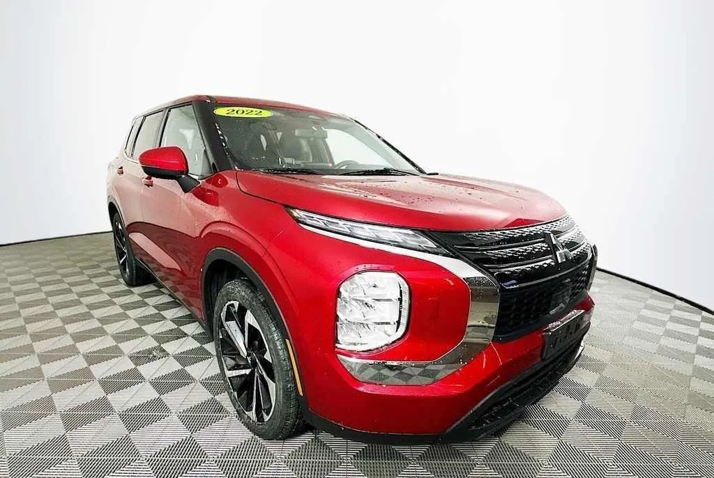 2022 Mitsubishi Outlander — thumbnail 2