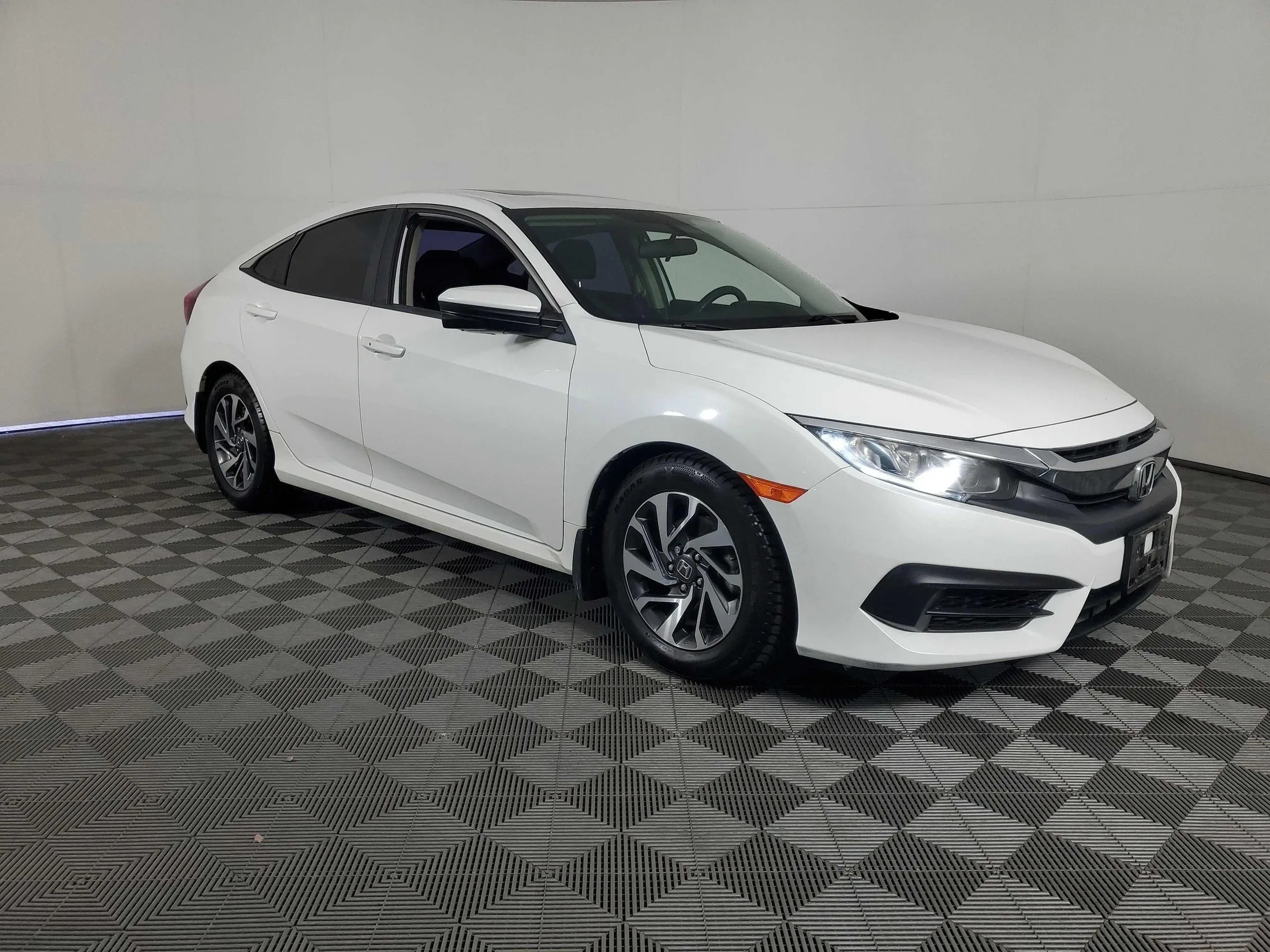 2018 Honda Civic — thumbnail 2