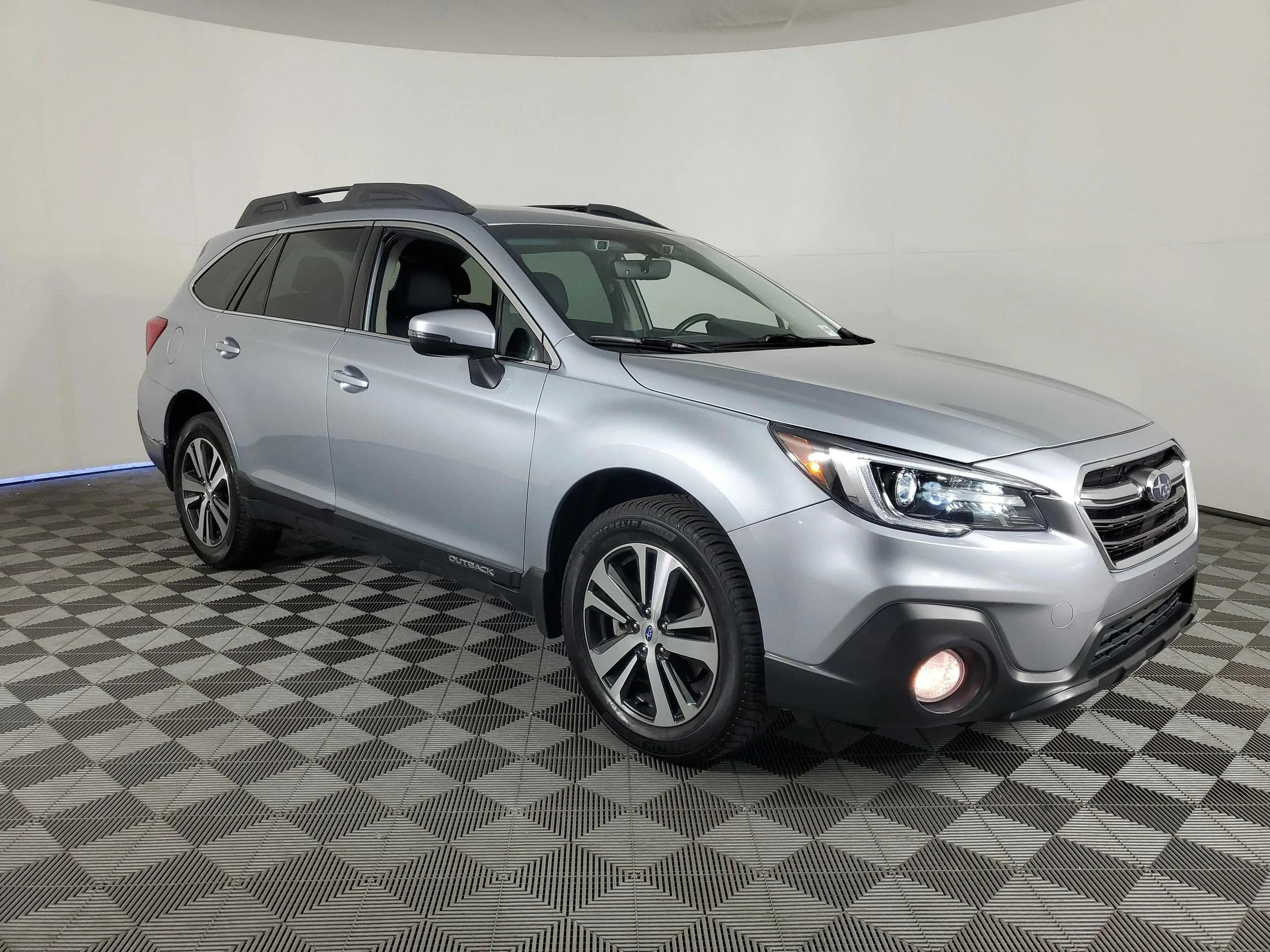 2018 Subaru Outback — thumbnail 2