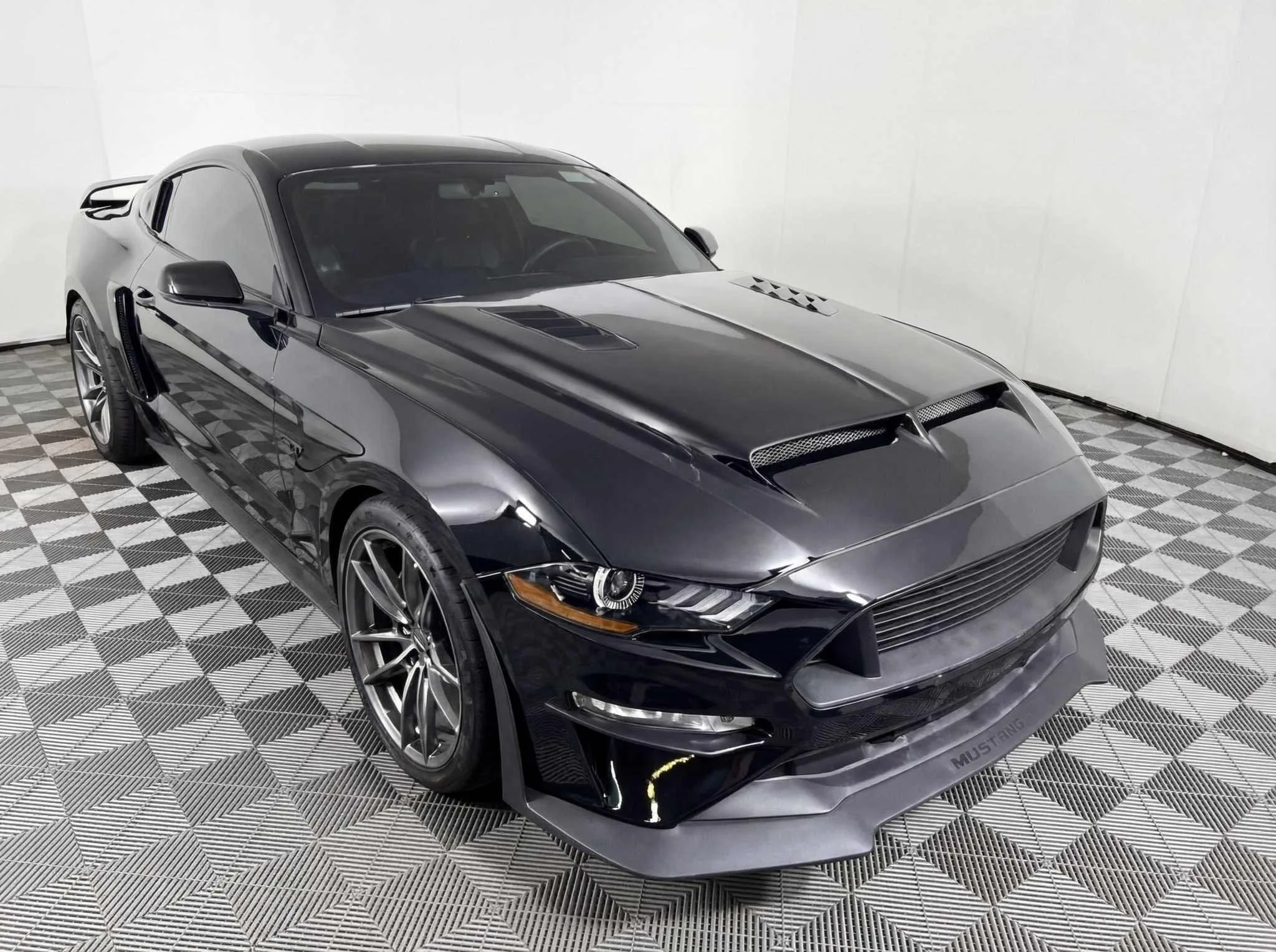 2019 Ford Mustang GT — thumbnail 2