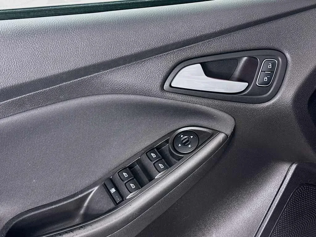 2017 Ford Focus SEL — thumbnail 12