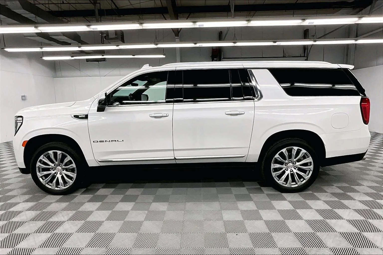 2024 GMC Yukon XL Denali — thumbnail 10