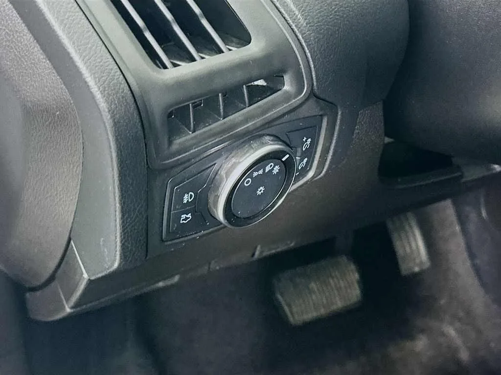 2017 Ford Focus SEL — thumbnail 16