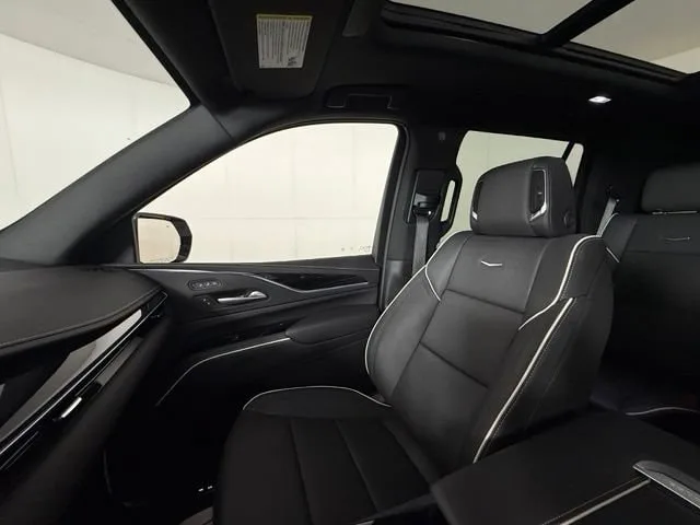 2024 Cadillac Escalade Sport — thumbnail 16