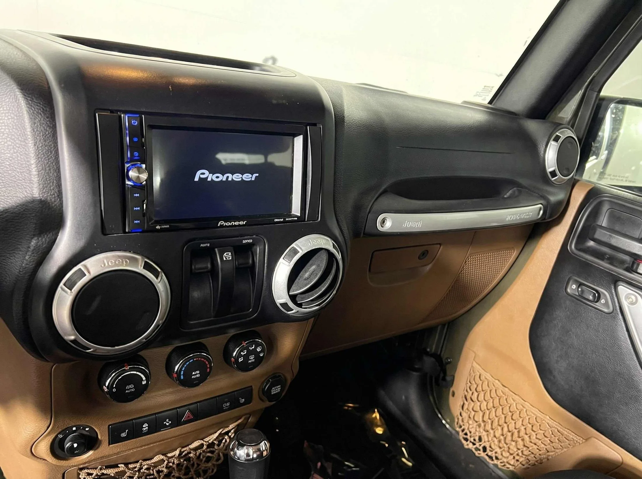 2015 Jeep Wrangler — thumbnail 17