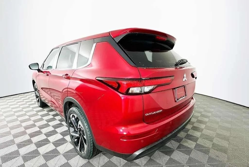 2022 Mitsubishi Outlander — thumbnail 3