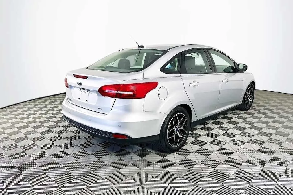 2017 Ford Focus SEL — thumbnail 3