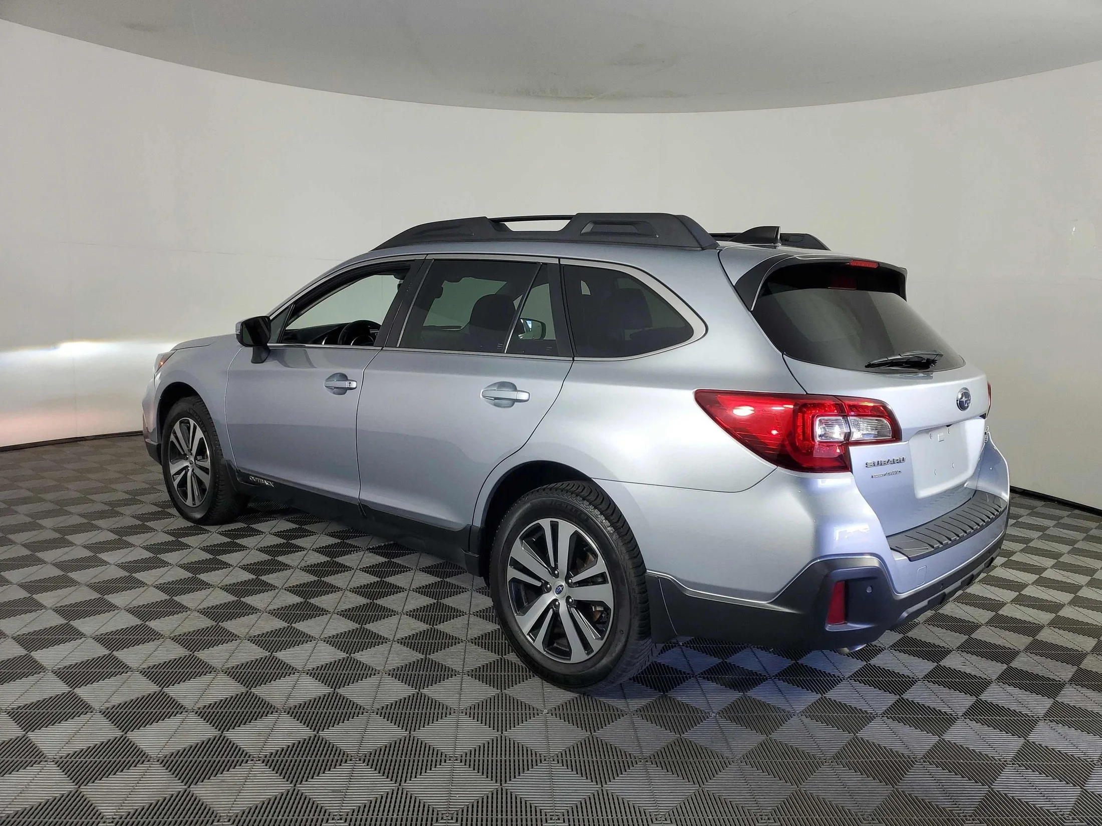 2018 Subaru Outback — thumbnail 3