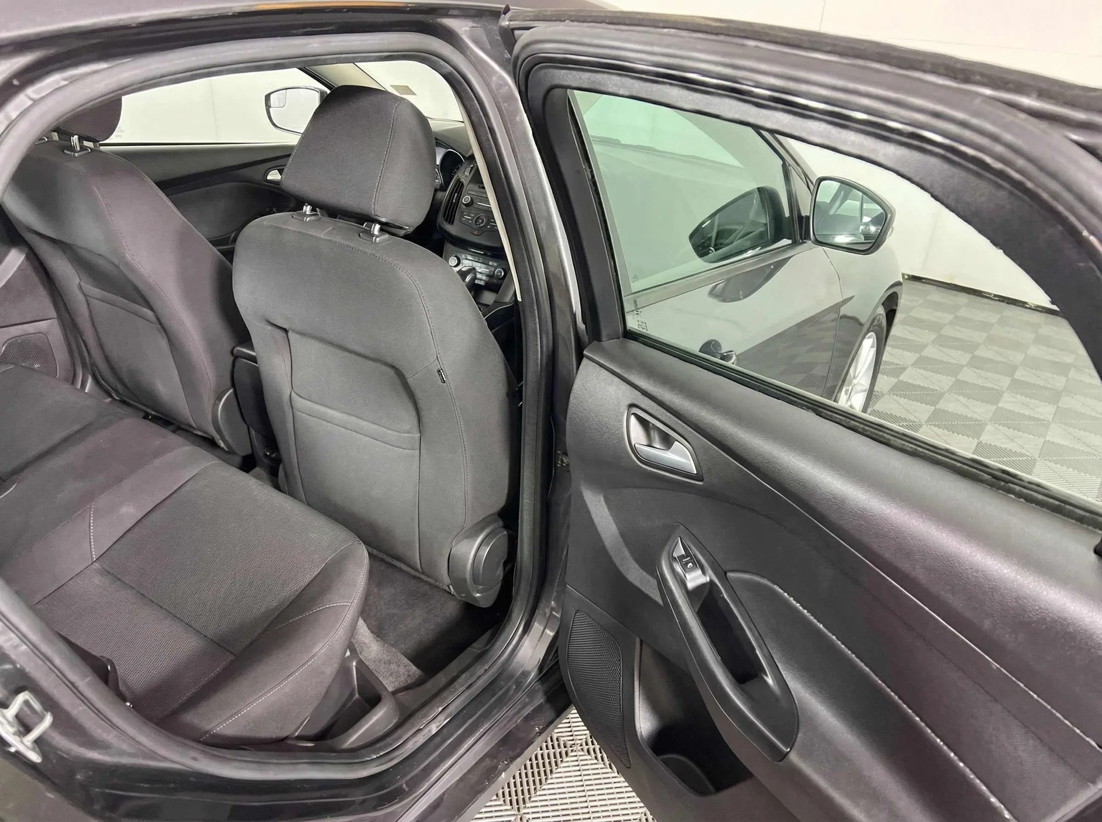 2015 Ford Focus — thumbnail 24