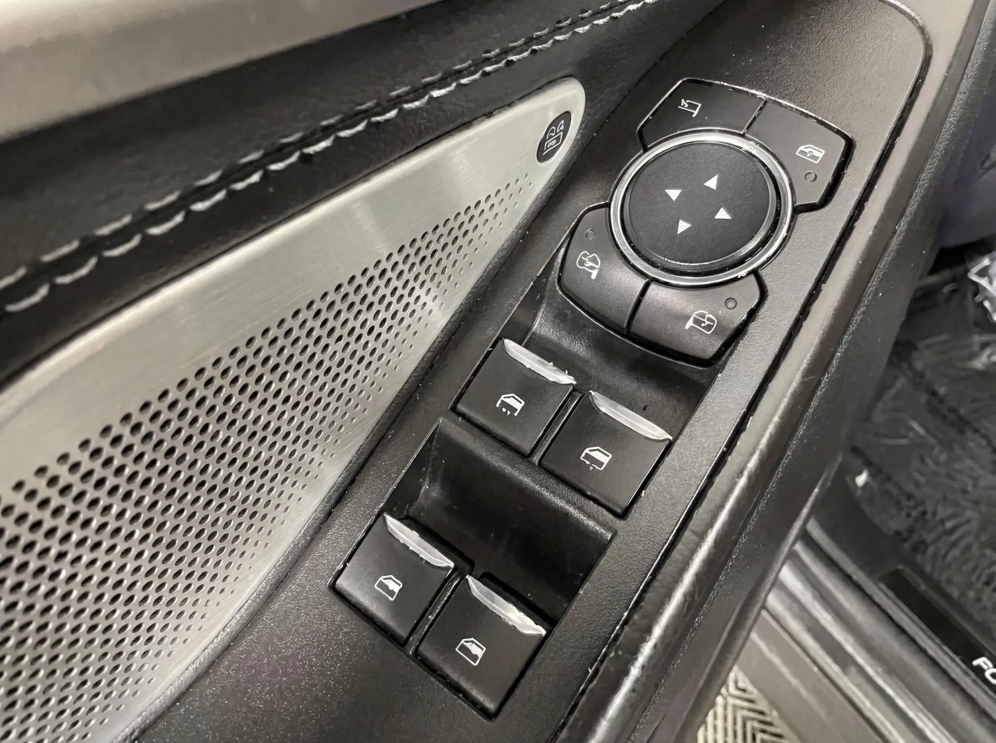 2020 Ford Explorer ST — thumbnail 30