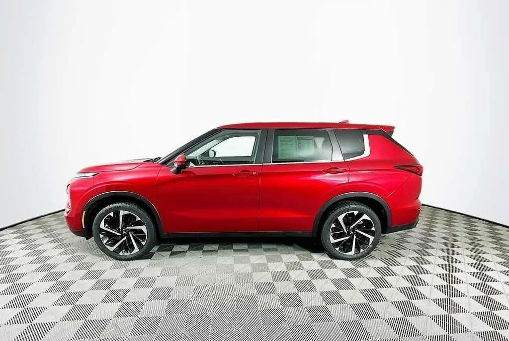2022 Mitsubishi Outlander — thumbnail 5