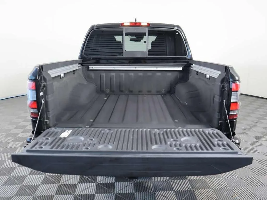 2022 Nissan Frontier — thumbnail 6