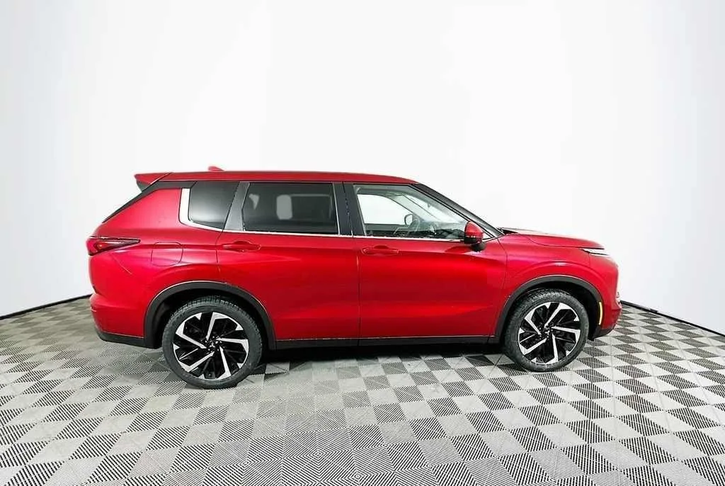 2022 Mitsubishi Outlander — thumbnail 6