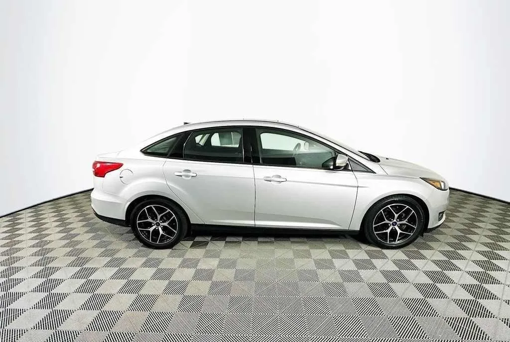 2017 Ford Focus SEL — thumbnail 6