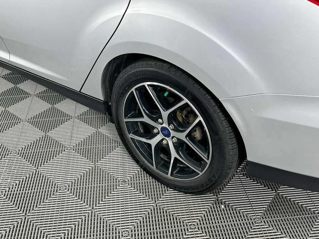 2017 Ford Focus SEL — thumbnail 9