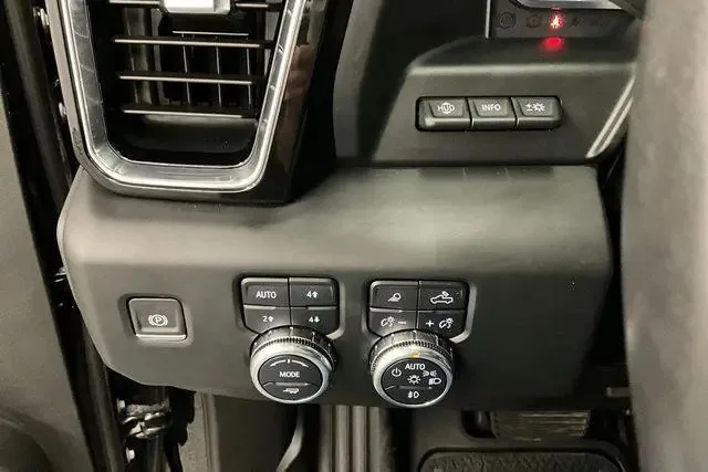 2024 GMC Sierra 2500HD Denali Ultimate — thumbnail 35